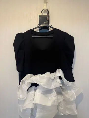 프릴이 달린 퍼프 슬리브 상의 블랙 화이트