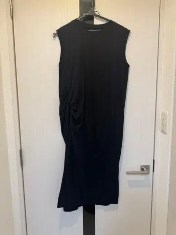 슬리브리스 블랙 무릎 기장 원피스 사이드 개더