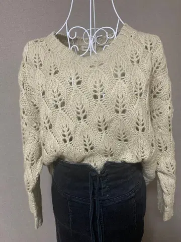 베이지 레이스 니트 스웨터