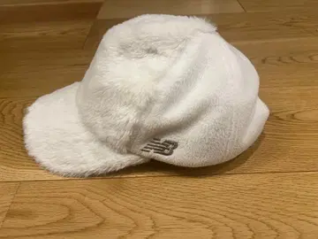 뉴발란스 플리스 퍼 캡 화이트