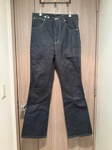 Basicks 부츠컷 데님 블랙