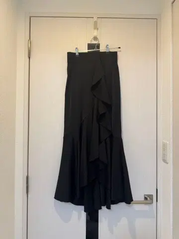 프릴 달린 블랙 롱 스커트