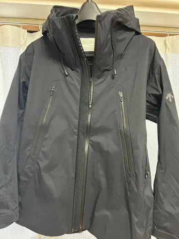 데상트 올마인드 하드쉘 자켓 '클레어스'