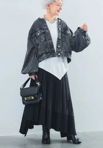 비대칭 롱 티셔츠, 플리츠 스커트, 노카라 데님 자켓 3종 세트