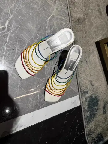 화이트 스트랩 샌들 클리어 힐