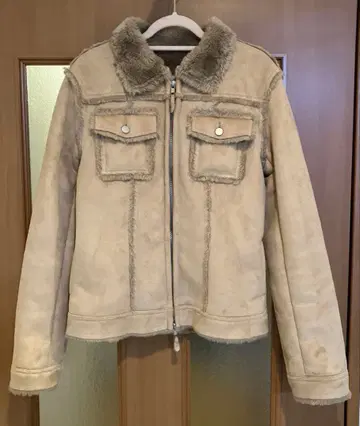 퍼 달린 베이지 자켓