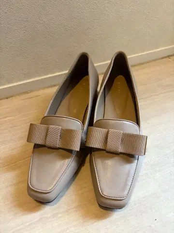 새상품 미사용 RANDA 베이지 리본 포함 로퍼 낮은 힐