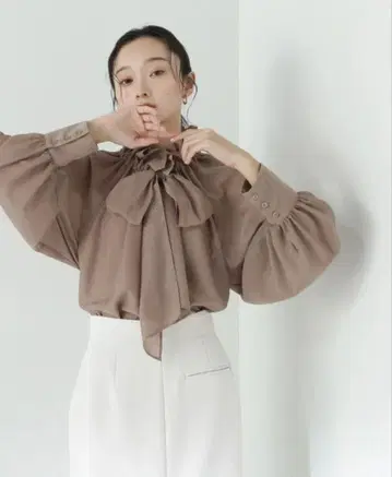 내추럴 뷰티 베이직 시어 보타이 블라우스 24SS S 사이즈