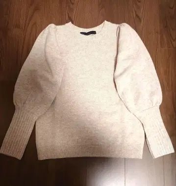 Loana 베이지 퍼프 슬리브 니트