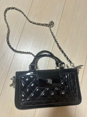 riu 숄더백 Enamel quilting phone bag