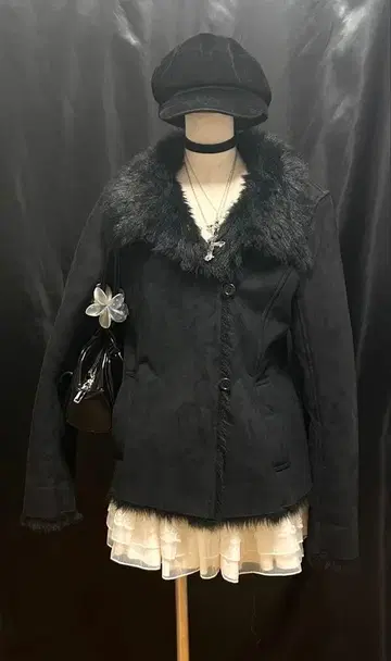 퍼 달린 블랙 롱 코트