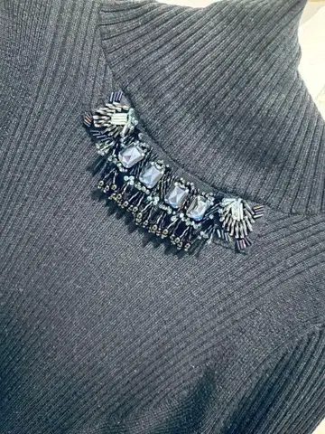 MUVEIL 비쥬 포함 터틀넥 스웨터 네이비