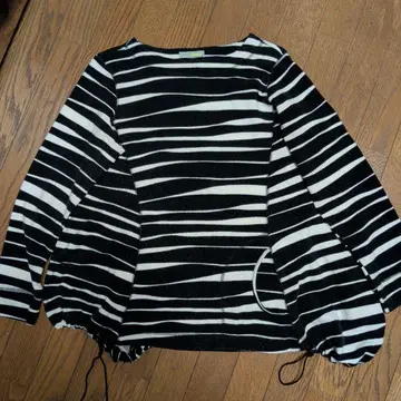 스트라이프 벌룬 실루엣 상의