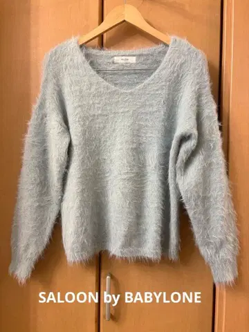 살롱 by 바빌론 워셔블 샤기 V넥 스웨터 라이트 블루