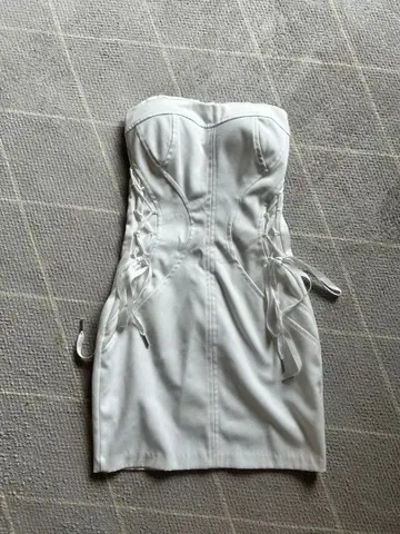 화이트 스트랩리스 드레스 사이드 리본 포함