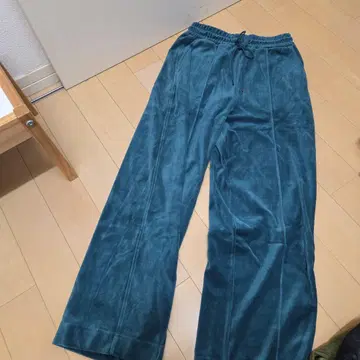 깊은 그린 컬러의 벨로아 소재 팬츠