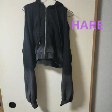 HARE 그라데이션 어깨 트임 숏 후드티 블랙