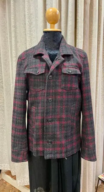 블랙과 레드 체크 무늬 캐주얼 자켓