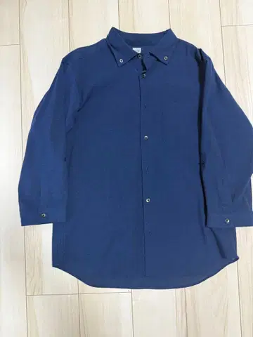 네이비 긴팔 셔츠 가슴 포켓 부착 7부 소매