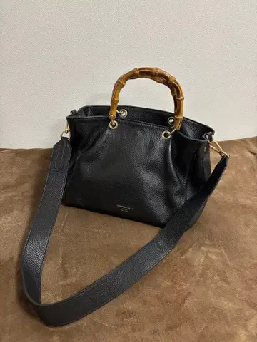 크리스찬 빌라 블랙 가죽 숄더백 대나무 핸들