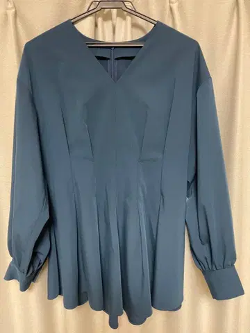 PLST V넥 페플럼 블라우스