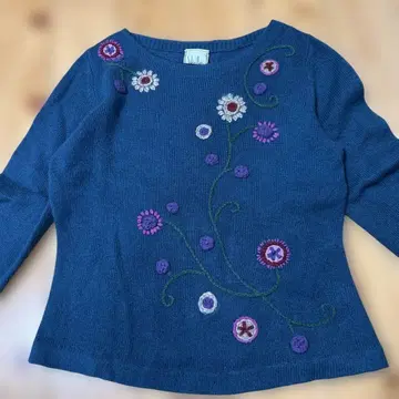 시빌라 shilla 꽃 자수 긴팔 니트 M 사이즈