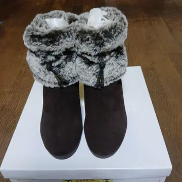 브라운 스웨이드 퍼 부츠