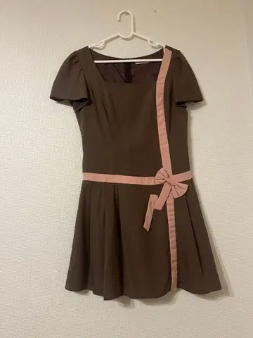 윌 셀렉션 브라운 리본 포함 미니 원피스