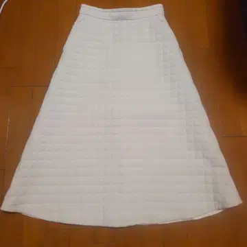 투모로우랜드 퀼팅 플레어 스커트