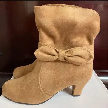 리본 포함 라이트 브라운 스웨이드 부츠 누벨 보그 숏부츠