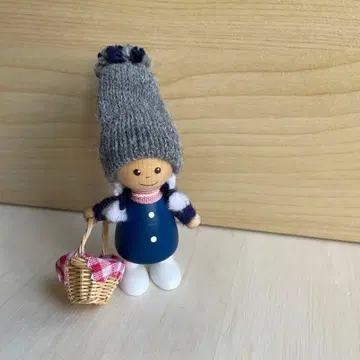 노르딕 니세 바스켓을 든 파란 옷의 여자아이