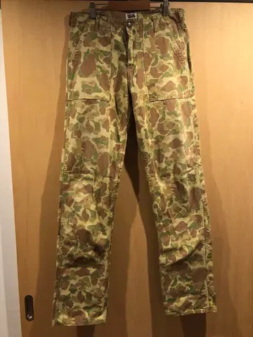 페로우즈 카모플라쥬 카고 팬츠 백 포켓 부착