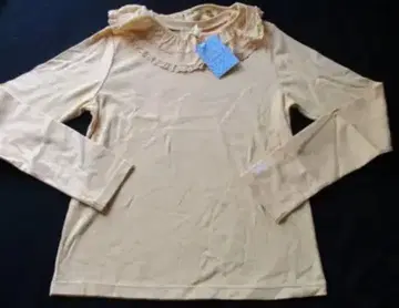 크림색 프릴 긴팔 T셔츠