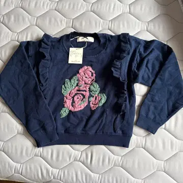 꽃무늬 자수 프릴 달린 긴팔 니트