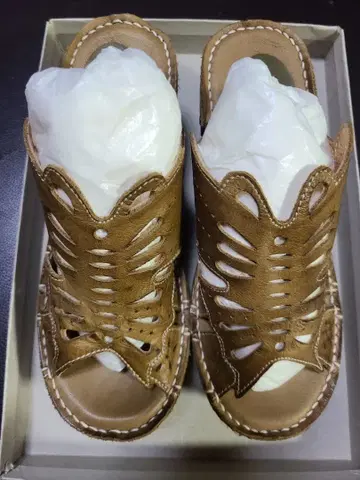 브라운 가죽 오픈토 샌들