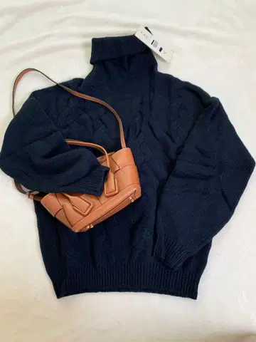 몽골제 캐시미어 100 터틀넥 니트 M 택 포함 새상품 케이블 짜임