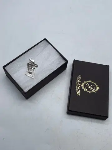 AVALANCHE IF & Co. 지저스 다이아몬드