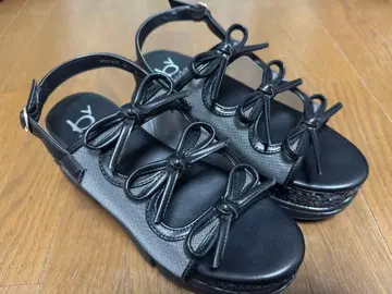 by 키다리 아저씨 통굽 글리터 리본 샌들