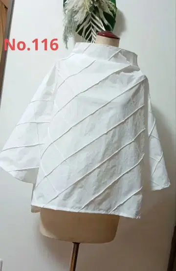 핸드메이드 총 핀턱 원단으로 만든 8부 소매 튜닉입니다.