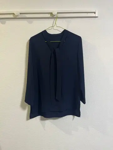 [아이시비] 네이비 V넥 리본 포함 블라우스