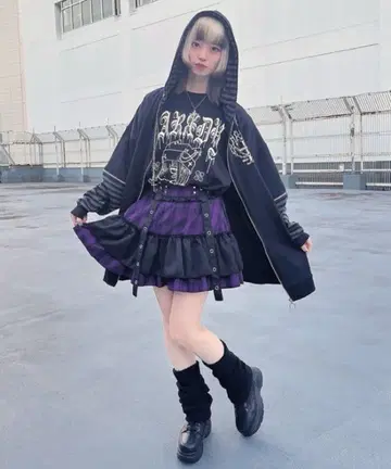 SPINSS darrdy 그래픽 프린트 블랙 T셔츠