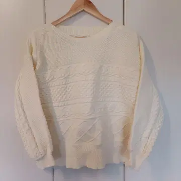 아이보리 케이블 짜임 니트 긴팔