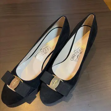 Ferragamo 블랙 펌프스 리본 포함
