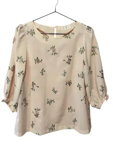 UNIVERSAL MUSE 꽃무늬 자수 7부 소매 블라우스