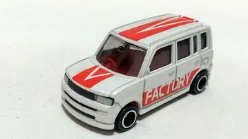 토미카 조립 공장 도요타 bB 화이트 x 빨간색