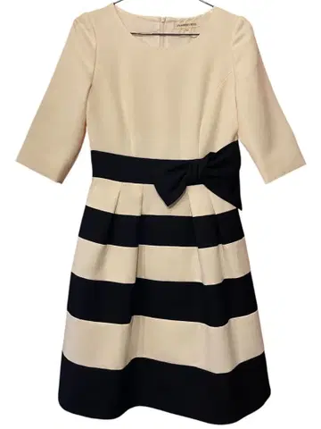 리본 포함 베이지와 블랙 스트라이프 원피스