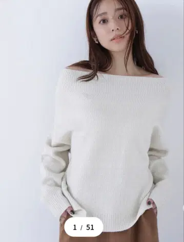 내추럴 뷰티 베이직 오프숄더 박스 라메 니트