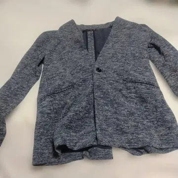 토네이도 마트의 옷깃 없는 자켓입니다.