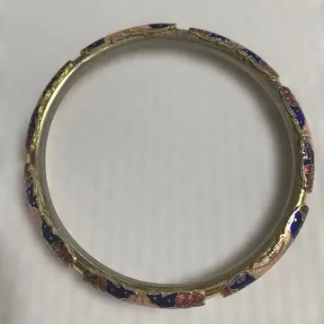 에나멜 장식의 골드 컬러 뱅글