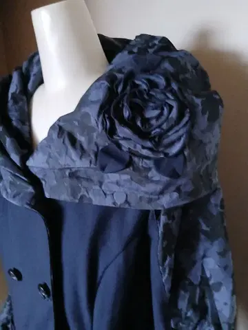 벨파치 네이비 플라워 장식 후드 부착 코트